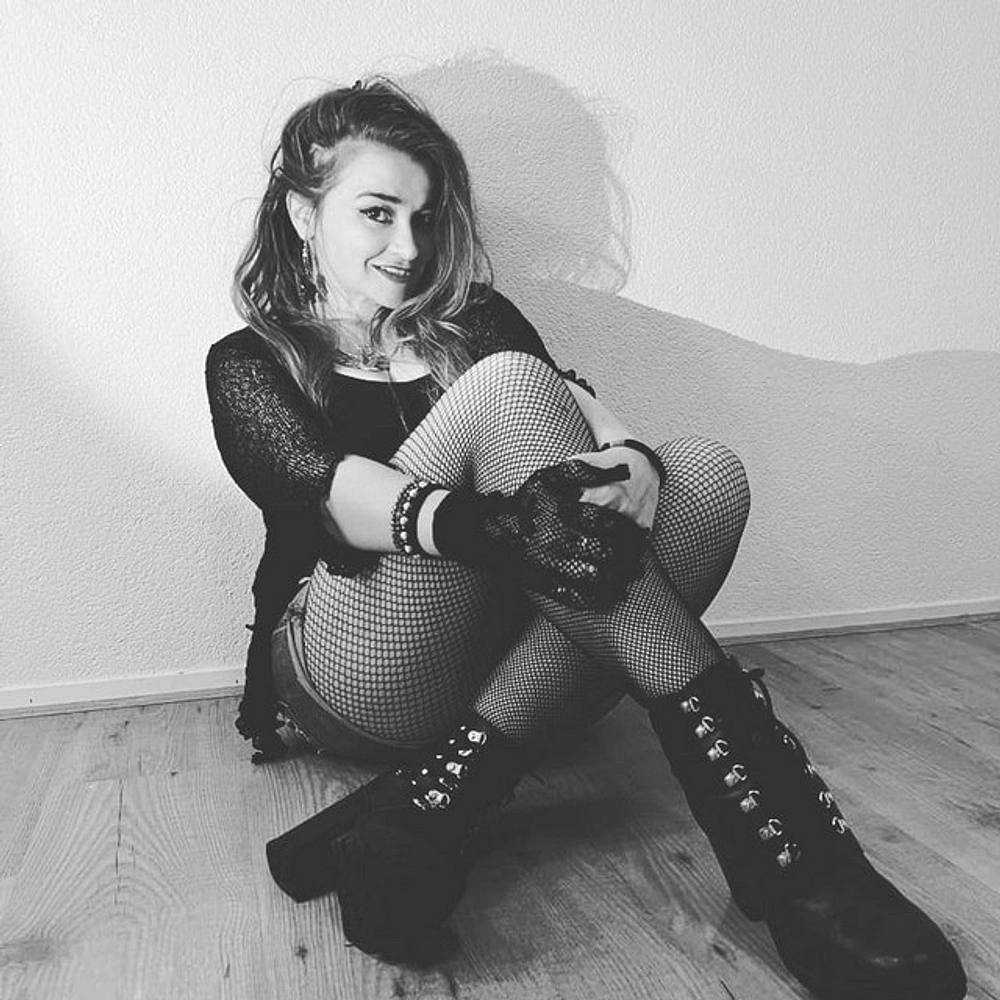 Grace De Gier Channels Eighties and Nineties Rock on "Not a Fool"