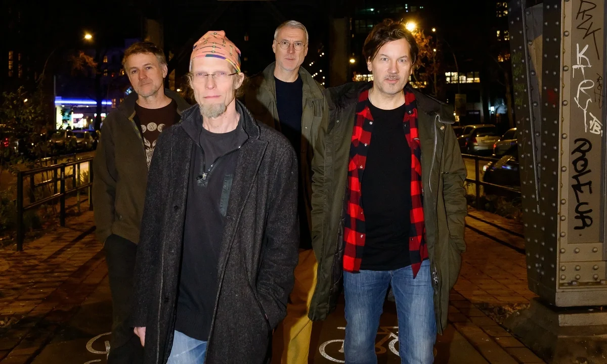 Beckside of Richness Turns It up on Beamer, Eighties Guitars with A Berlin Address